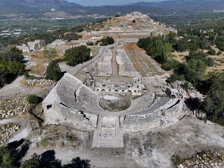 Tlos Antik Kenti'nde stadyum ile çevresindeki dükkanlar restore ediliyor